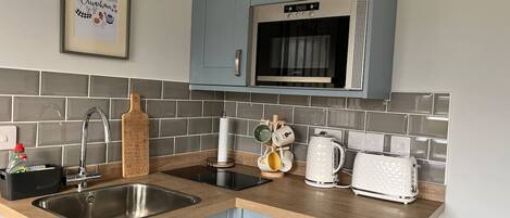 ثلاجة، ميكروويف، محمصة خبز، مستلزمات طهي/أطباق/أوعية