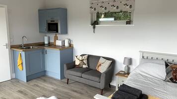 1 bedroom, desk, WiFi