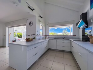 Kühlschrank, Mikrowelle, Ofen, Geschirrspüler