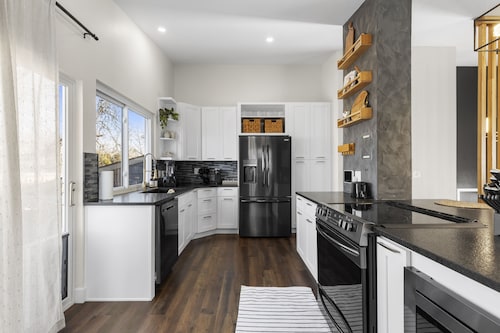 Modern Close to Denver 4bdr Home-Great for groups