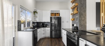 Modern Close to Denver 4bdr Home-Great for groups