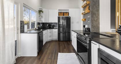 Modern Close to Denver 4bdr Home-Great for groups