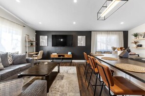 Interior - Modern Close to Denver 4bdr Home-Great for groups (Arvada)