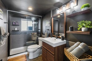 Shower, hair dryer, towels, soap - Modern Close to Denver 4bdr Home-Great for groups (Arvada)