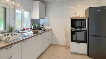 Réfrigérateur, four, lave-vaisselle, cafetiÚre/bouilloire