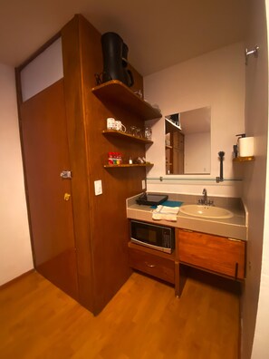 Refrigerador, microondas, parrilla de estufa y cafetera y tetera