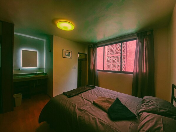 1 habitación, tabla de planchar con plancha, wifi gratis y ropa de cama