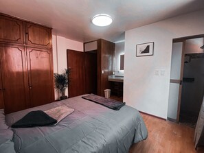 1 habitación, tabla de planchar con plancha, wifi gratis y ropa de cama