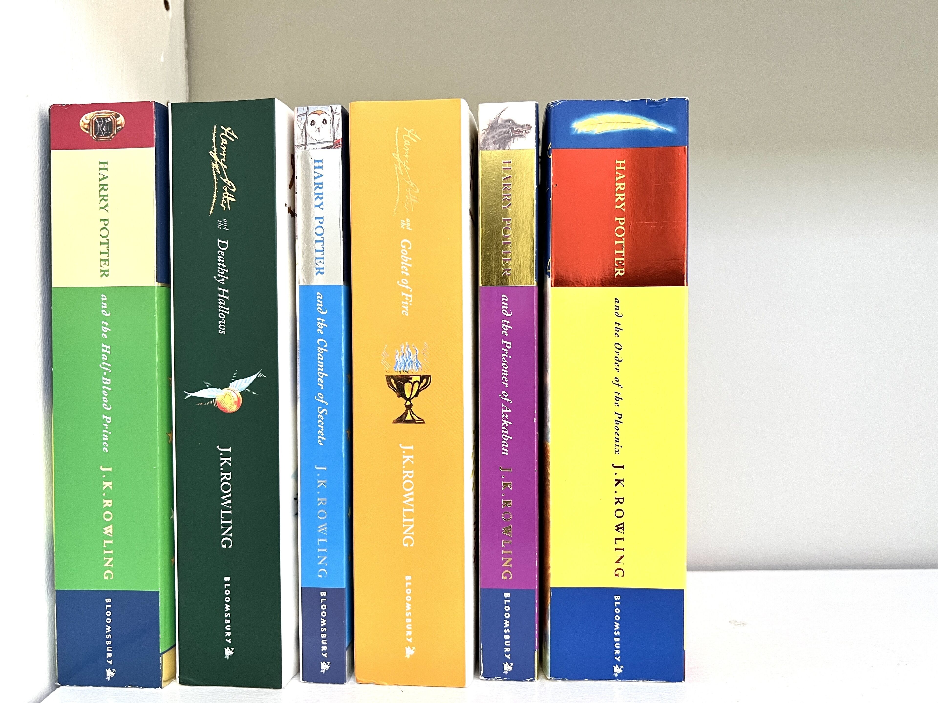 Una selezione di libri con copertine diverse, ognuna con design e titoli unici.