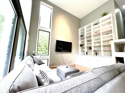 Modern Spacious Retreat right next to Purdue & Nature, full size 14-game Arcade!