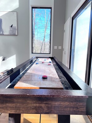 Games room - Modern Spacious Retreat right next to Purdue & Nature, full size 14-game Arcade! (West Lafayette)