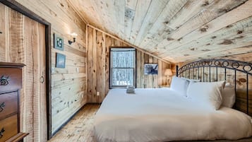 3 habitaciones, escritorio y tabla de planchar con plancha