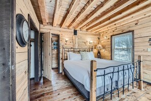 3 sovrum, skrivbord, strykjärn/strykbräda och resesäng