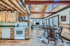 Kylskåp, mikrovågsugn, ugn och spishäll