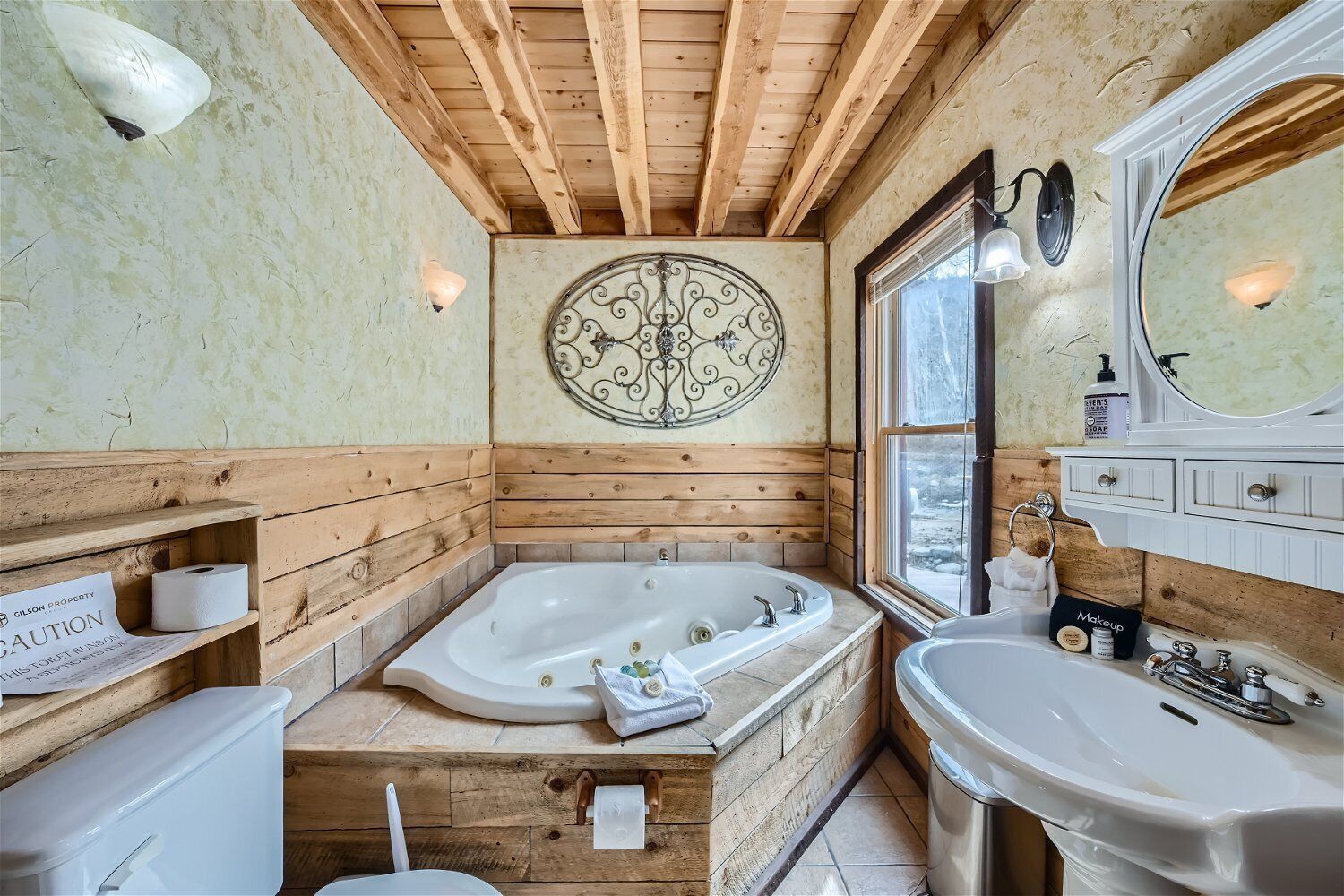 Bañera de hidromasaje, secador de pelo, toallas, jabón