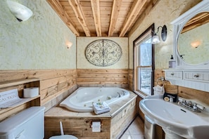 Baignoire Ă jets, sĂšche-cheveux, serviettes fournies, savon