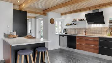 Køleskab, ovn, opvaskemaskine, kaffe-/temaskine