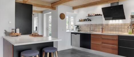 Réfrigérateur, four, lave-vaisselle, cafetière/bouilloire