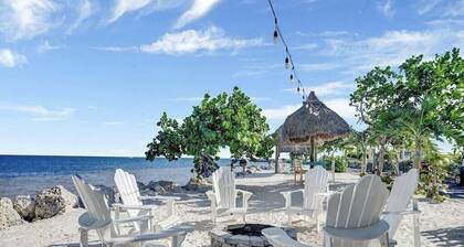 Newly decorated townhouse, saltwater lagoon views, 2 pools, tennis courts