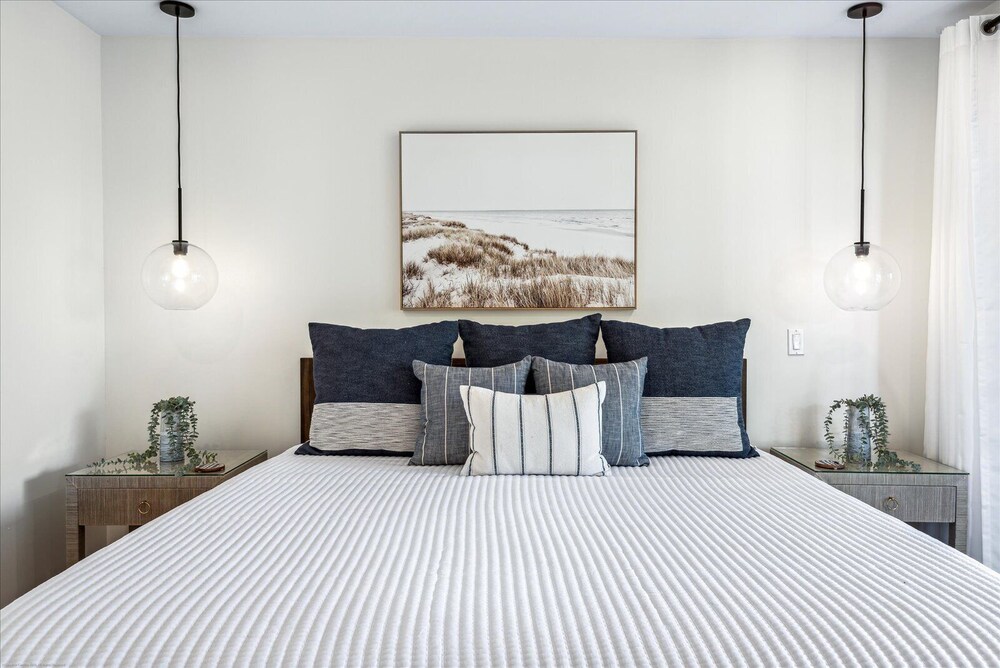 Newly decorated townhouse, saltwater lagoon views, 2 pools, tennis