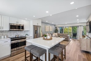 Frigorifero, microonde, forno, piano cottura