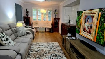 Smart-TV, DVD-Player, Bücher, Musikbibliothek