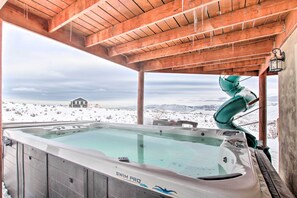 Outdoor spa tub - Dinosaur Point Lodge (Garden City)