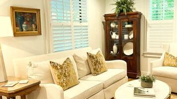 Älytelevisio, takka, kirjoja