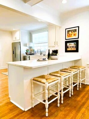 Fridge, microwave, oven, stovetop - Walk to Campus & Square*Pets Welcome*Luxury Home (Oxford)