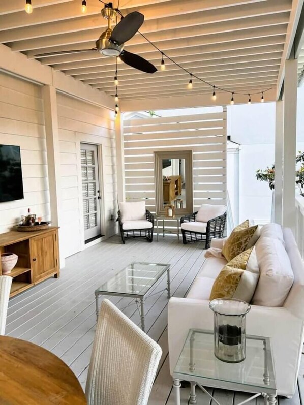 Outdoor dining - Walk to Campus & Square*Pets Welcome*Luxury Home (Oxford)