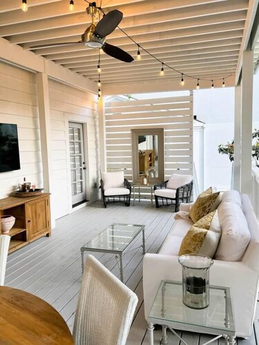 Walk to Campus & Square*Pets Welcome*Luxury Home