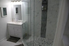 Douche, sèche-cheveux, serviettes fournies