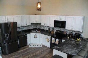 Mikrovågsugn, ugn, spishäll och diskmaskin