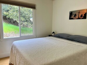 1 室のベッドルーム、低反発ベッド、WiFi (無料)、ベッドシーツ