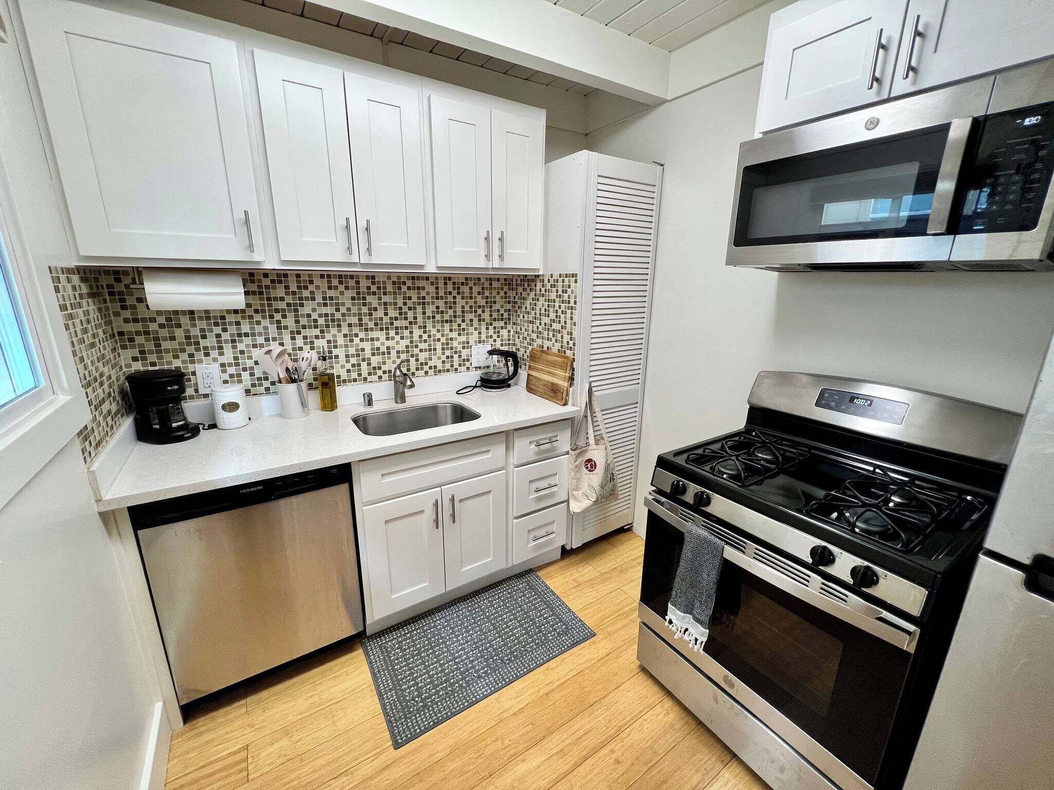 Réfrigérateur, four à micro-ondes, un four, surface de cuisson