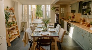 Frigorifero, forno, piano cottura, lavastoviglie