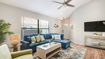 Een smart-tv, een open haard, een tafeltennistafel en boeken