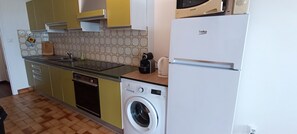 Réfrigérateur, micro-ondes, four, lave-vaisselle