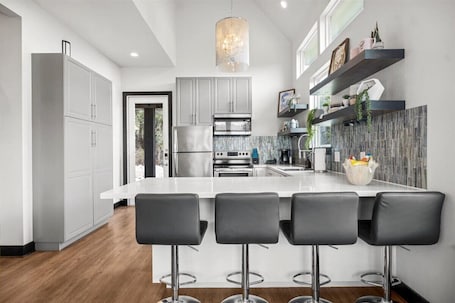 Fridge, microwave, oven, stovetop. Hidden Butterfly 3 bedroom home- Lake Travis with Hot Tub