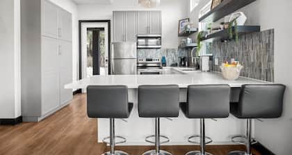 Hidden Butterfly 3 bedroom home- Lake Travis with Hot Tub