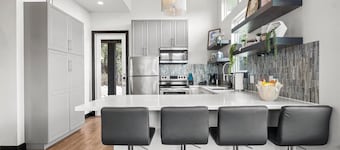 Hidden Butterfly 3 bedroom home- Lake Travis with Hot Tub