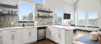 Hidden Butterfly 3 bedroom home- Lake Travis with Hot Tub