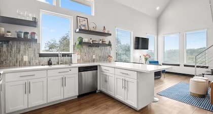 Hidden Butterfly 3 bedroom home- Lake Travis with Hot Tub