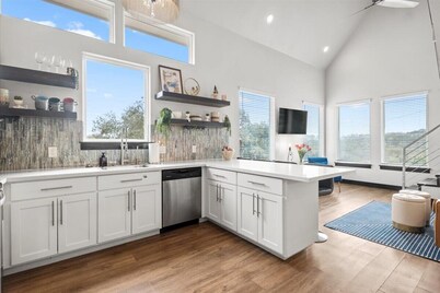 Hidden Butterfly 3 bedroom home- Lake Travis with Hot Tub