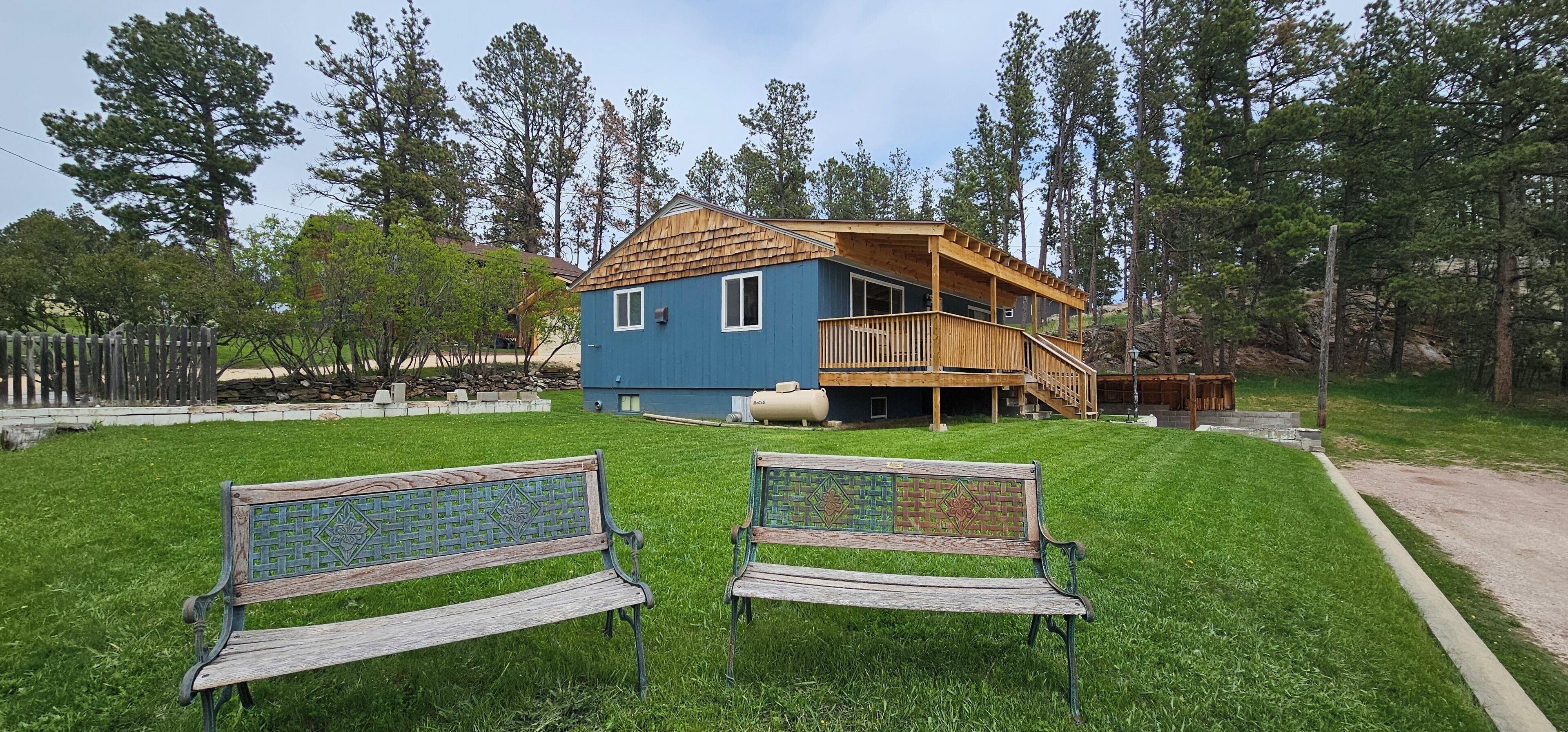 2 Benches Cottage in Custer by Mount Rushmore