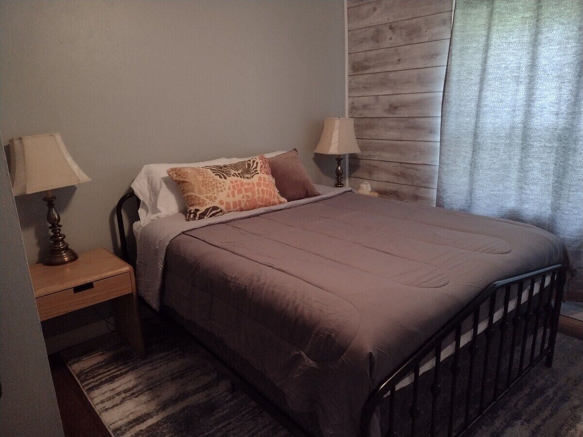 2 Benches Cottage in Custer by Mount Rushmore, Custer, SD Vacation