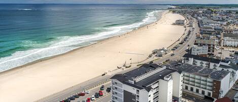 På stranden og solsenger