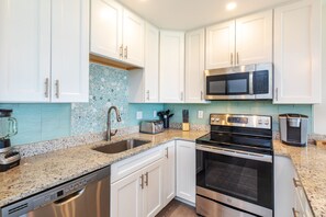 冷蔵庫、電子レンジ、オーブン、コンロ