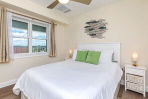 2 室のベッドルーム、デスク、旅行用ベビーベッド、WiFi (無料)