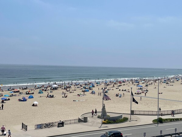 ビーチ、サンラウンジャー